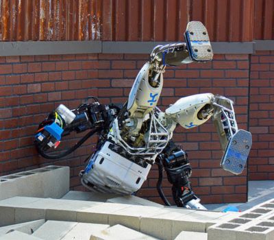 Mengapa Robot Humanoid Terus Jatuh Sementara Manusia Jarang Terjadi?
